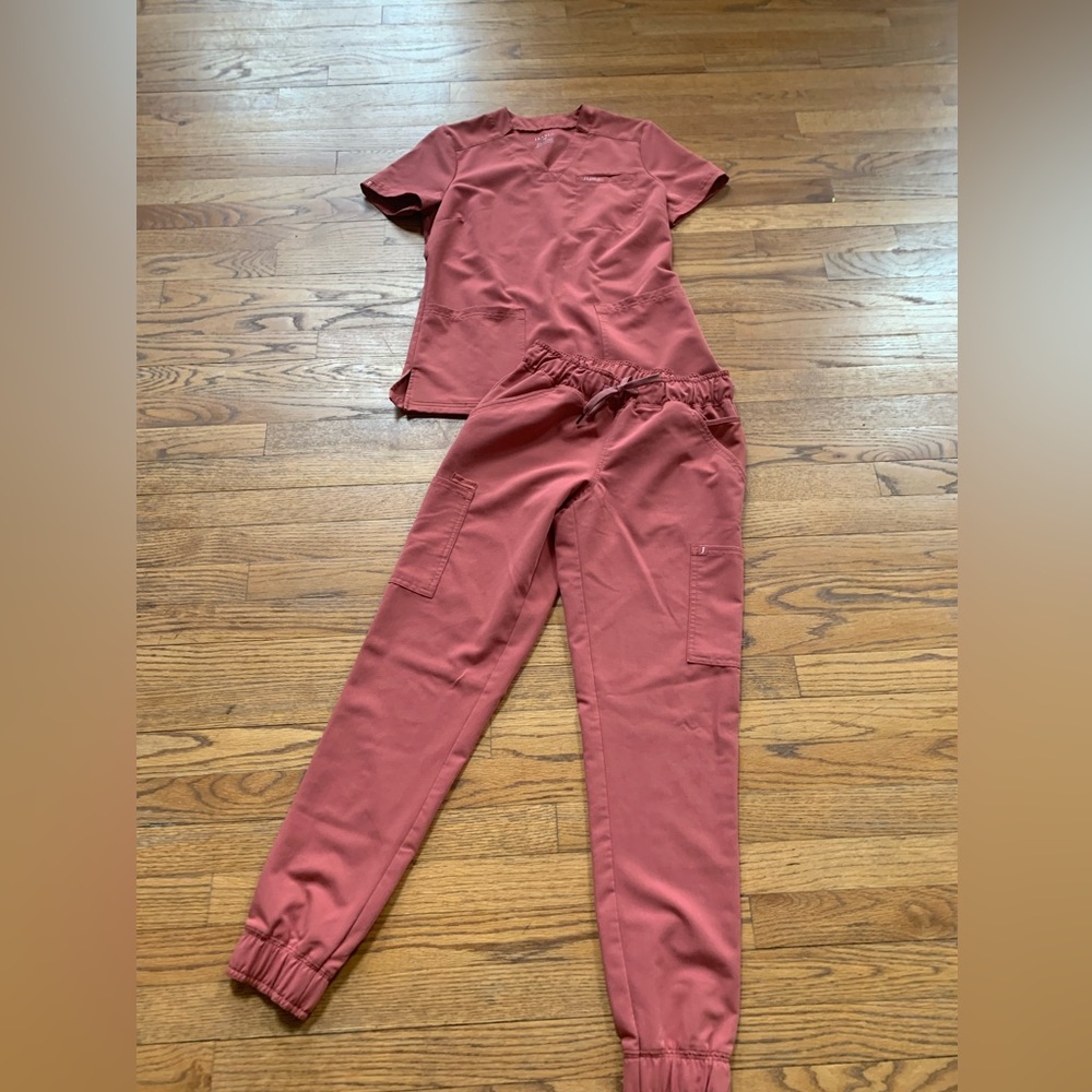 🌼🌼Jaanuu Limited Edition Spice Top and Jogger scrub pants Set Size XS